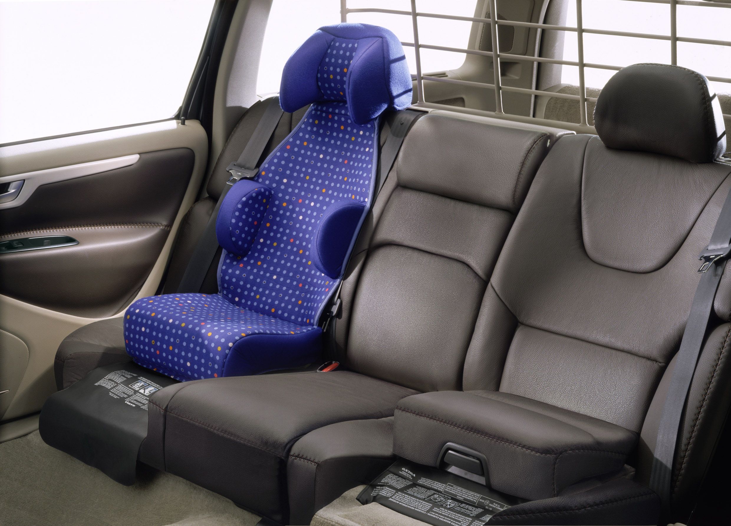 Child car seat locked in using the ISOFIX system
